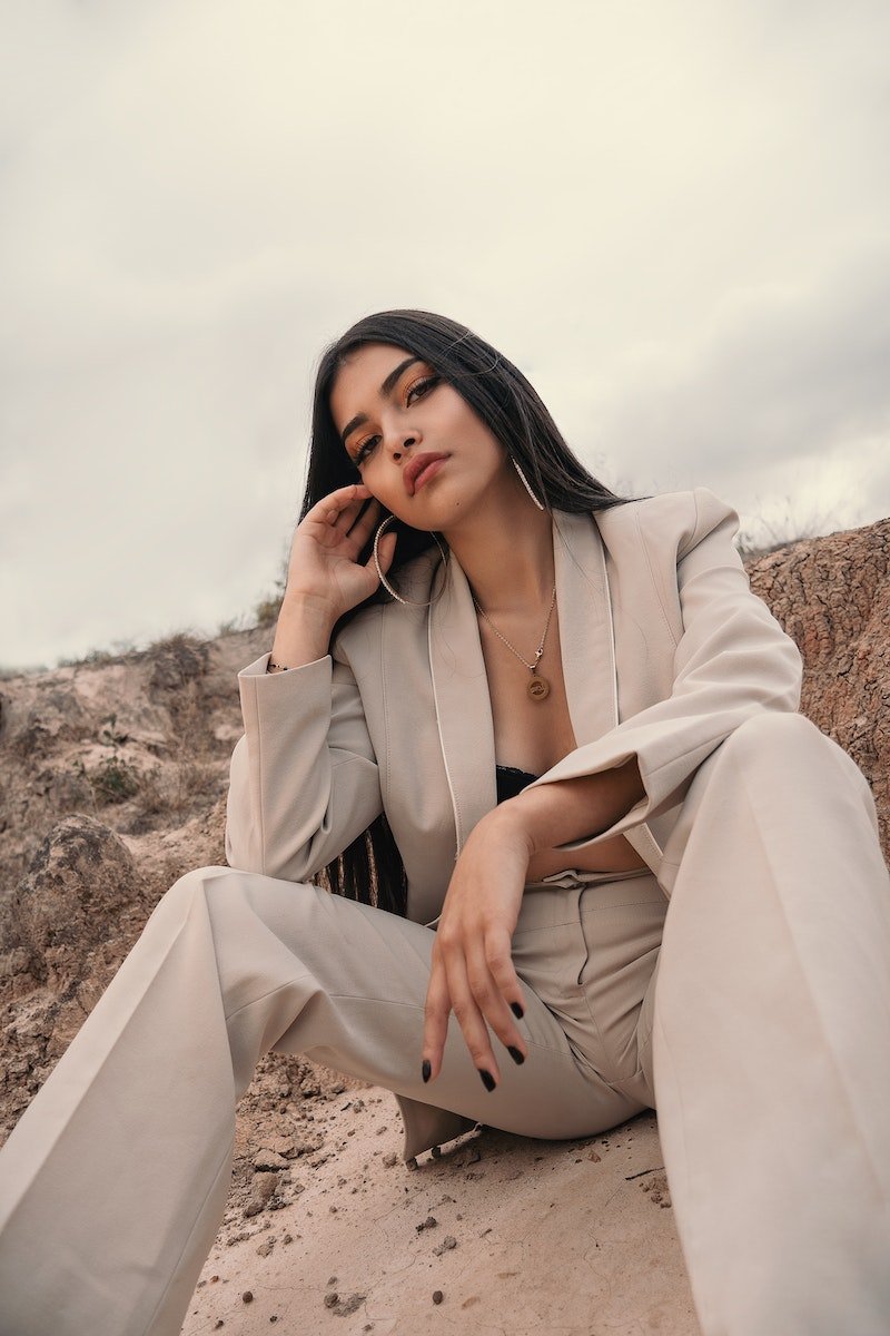 joyas para toda ocasión, Elegant Woman in a Beige Suit Posing on Sand