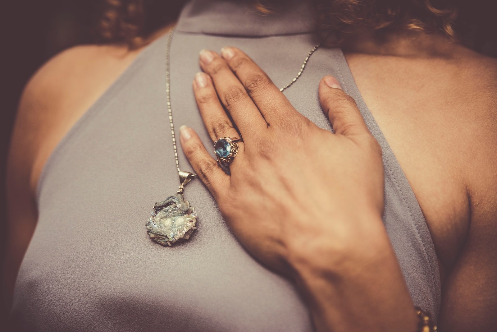 Cómo cuidar las joyas de acero quirúrgico 316L, woman holding her chest close-up photo